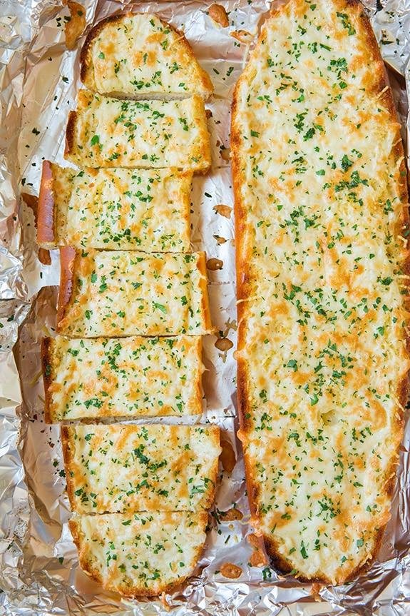 10-Minute Cheesy Garlic Bread: A Crowd-Pleasing Recipe to Impress Your Guests!