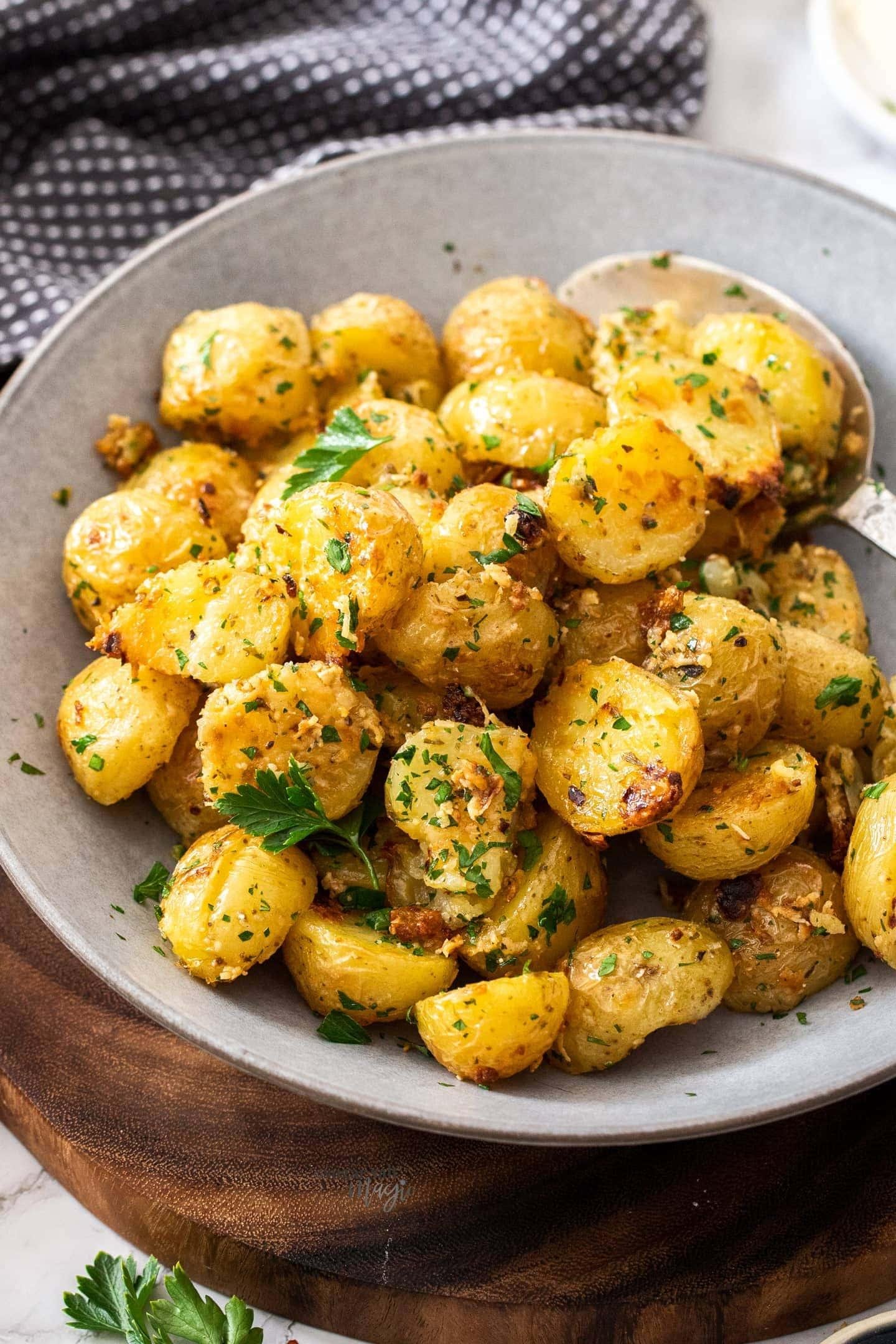 Crispy Garlic Parmesan Roasted Potatoes - The Ultimate Side Dish Recipe