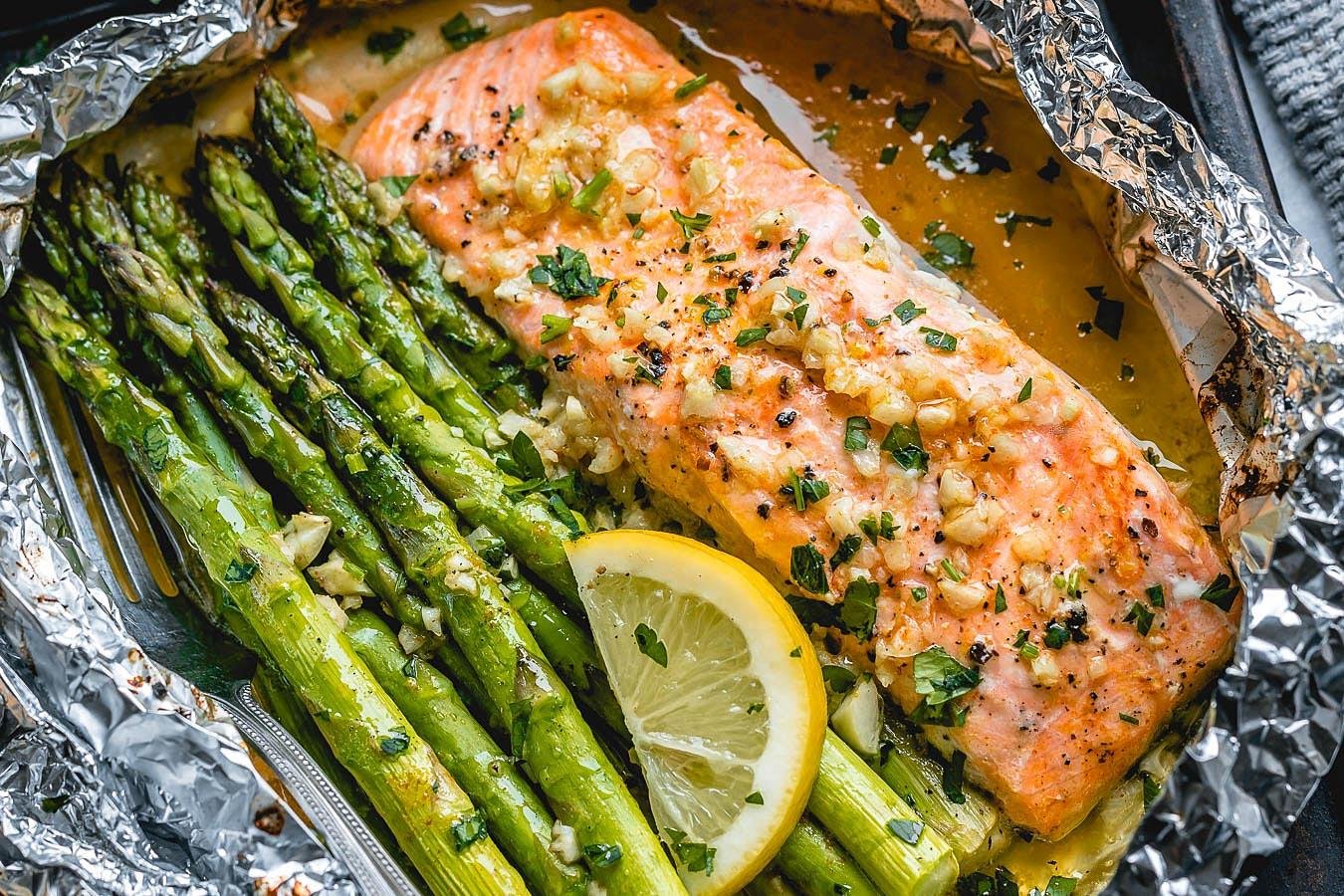 Easy One-Pan Garlic Butter Salmon with Asparagus: A Delicious and Healthy Dinner Recipe