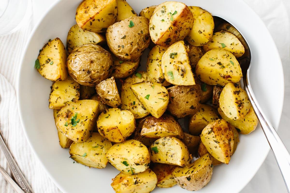 Crispy Garlic Roasted Potatoes: A Perfect Side for Any Meal!