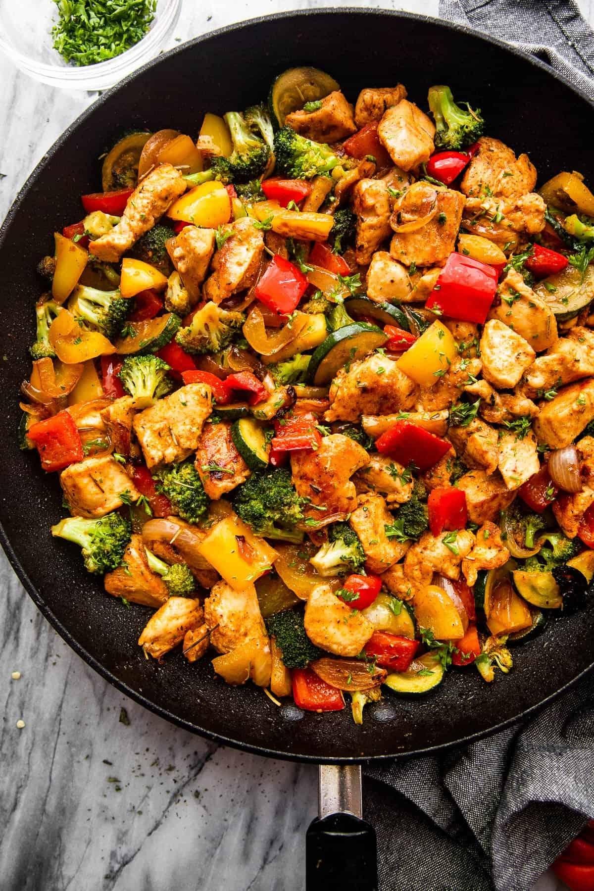 Spice Up Your Weeknight Dinner with this Easy One-Pan Chicken and Veggie Skillet Recipe