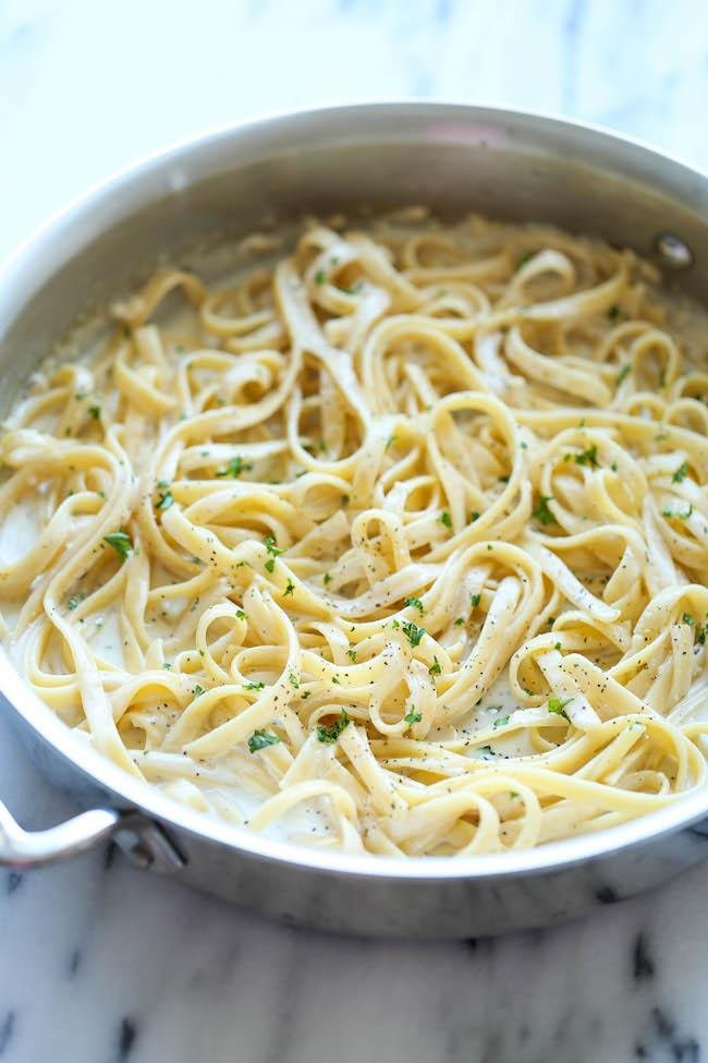 10 Minute One-Pot Creamy Garlic Pasta Recipe: Perfect for Weeknight Dinner