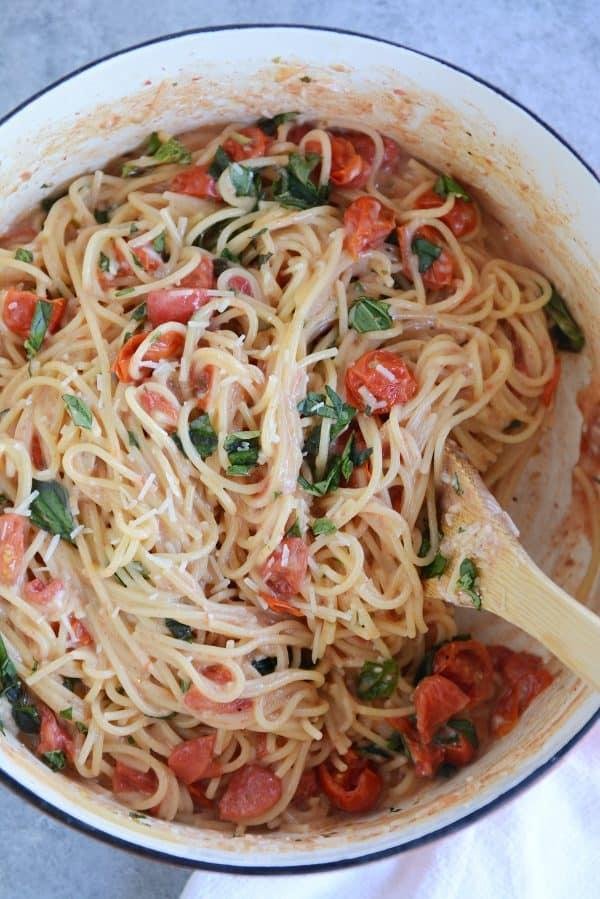 Deliciously Simple: One-Pot Tomato Basil Pasta Recipe