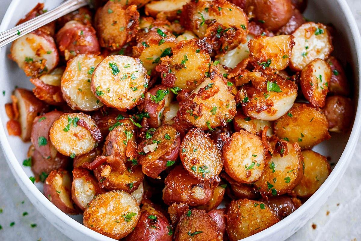 Crispy Parmesan Garlic Roasted Potatoes: The Perfect Side Dish for Any Meal!