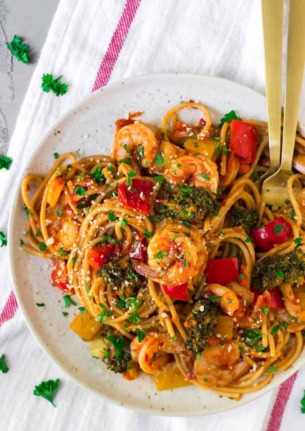 10-Minute Spicy Garlic Shrimp Pasta Recipe: A Quick and Easy Weeknight Dinner Option!