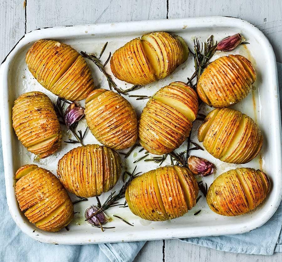 Crispy, Cheesy Hasselback Potatoes: The Perfect Side Dish for Any Meal!