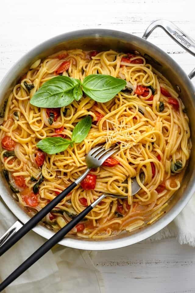 5 Delicious and Easy One-Pan Pasta Recipes for Busy Weeknights
